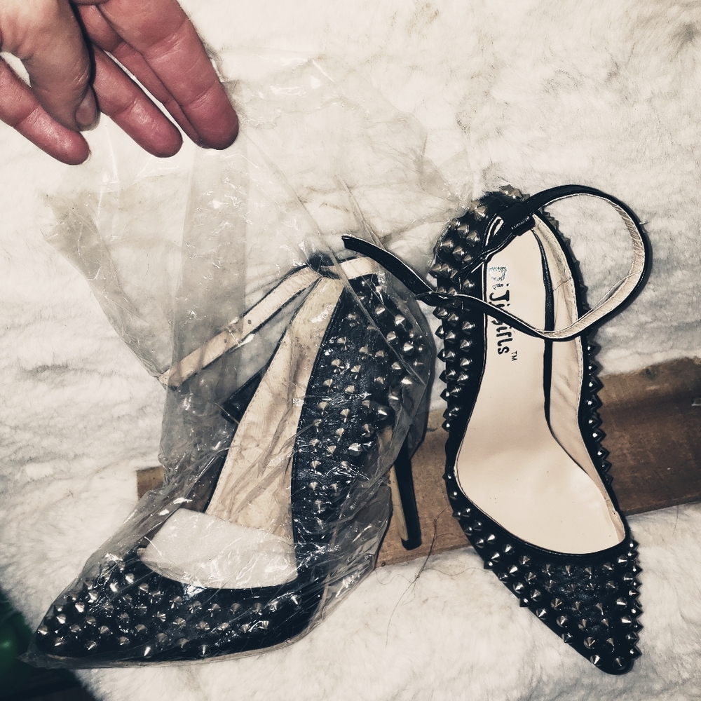 Stileto studded shoes